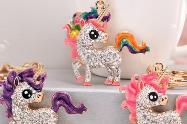 Einhorn Pferd Schluesselanhaenger Pink Glitzer Vorne Gold Kette Glitzernder Einhorn-Schlüsselanhänger mit rosa Mähne und Strasssteinen