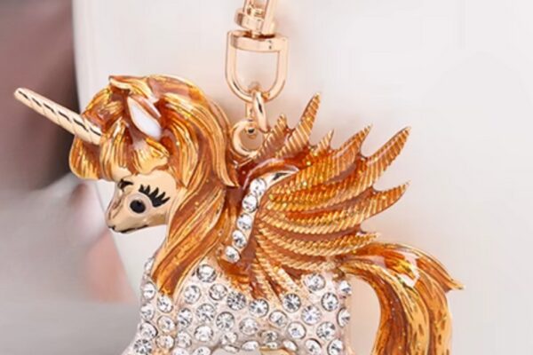 Einhorn Schluesselanhaenger Gold Glitzer Vorne Gold Kette Glitzernder Einhorn-Schlüsselanhänger mit gold Mähne und Strasssteinen