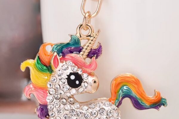 Einhorn Schluesselanhaenger Mehrfarbig Glitzer Vorne Gold Kette Glitzernder Einhorn-Schlüsselanhänger mit puple Mähne und Strasssteinen