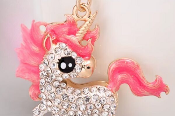 Einhorn Schluesselanhaenger Pink Glitzer Vorne Gold Kette Glitzernder Einhorn-Schlüsselanhänger mit pink Mähne und Strasssteinen