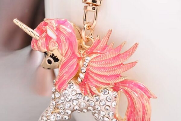 Einhorn Schluesselanhaenger Rose Glitzer Vorne Gold Kette Glitzernder Einhorn-Schlüsselanhänger mit rosa Mähne und Strasssteinen