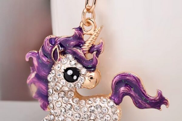Einhorn Schluesselanhaenger Violet Glitzer Vorne Gold Kette Glitzernder Einhorn-Schlüsselanhänger mit Violet Mähne und Strasssteinen